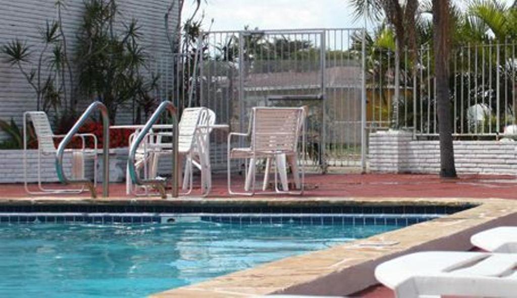 Beach And Town Motel Hollywood Bagian luar foto