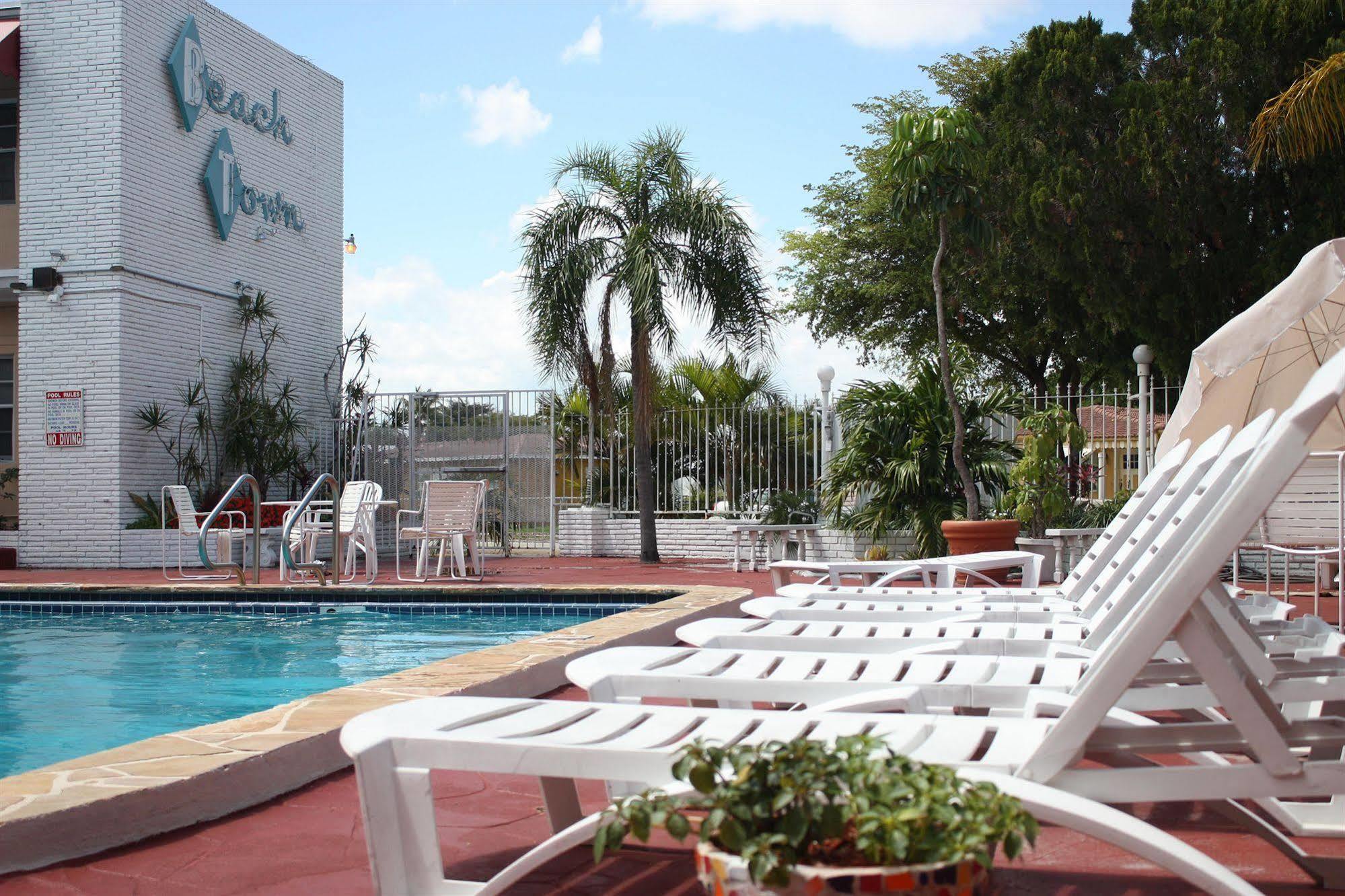 Beach And Town Motel Hollywood Bagian luar foto